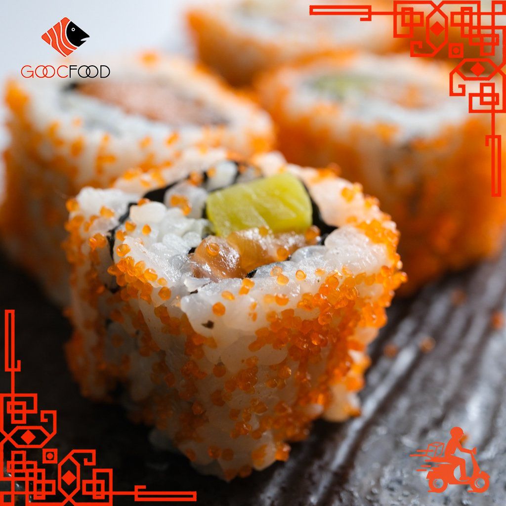 Sushi cuộn cá hồi phủ trứng