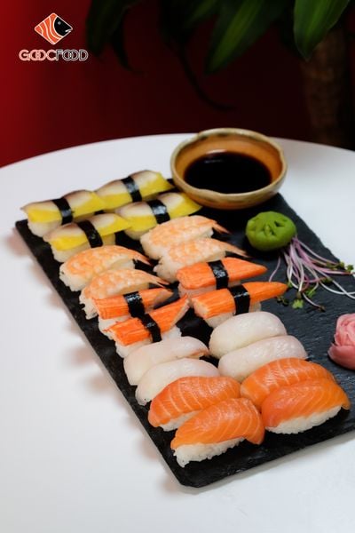 SUSHI APRIL 440k ( 4 nigiri cá hồi, 4 nigiri cá trích, 4 nigiri cá chẽm, 4 nigiri tôm, 4 nigiri thanh cua)