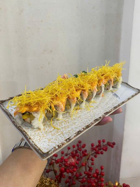 Cuộn Cá Hồi Sốt Mayo chỉ vàng
