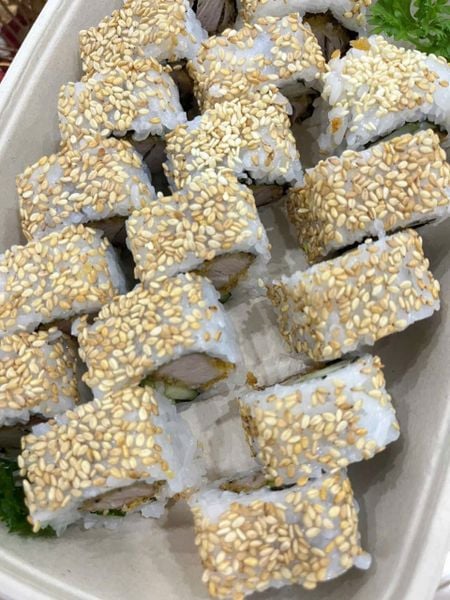 Sushi cá ngừ cuộn phủ mè