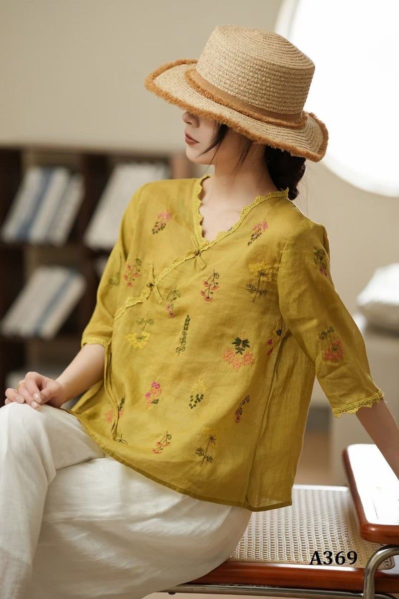  A369-Áo Ramie Cổ V Viền Ren Thêu Hoa 