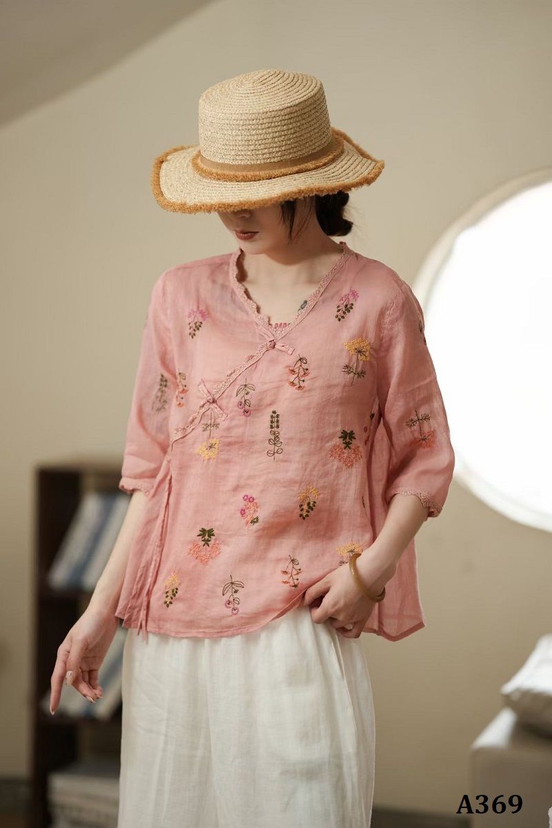  A369-Áo Ramie Cổ V Viền Ren Thêu Hoa 