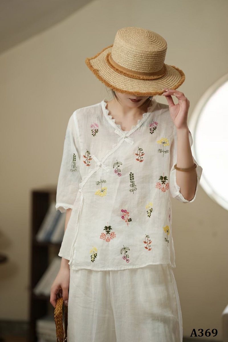  A369-Áo Ramie Cổ V Viền Ren Thêu Hoa 