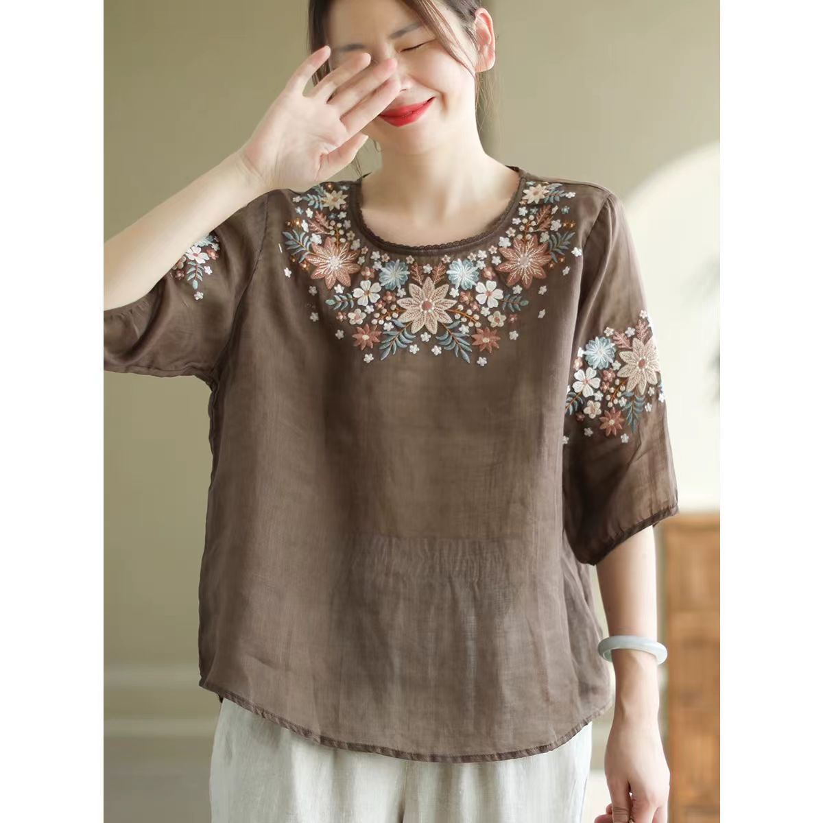  A550-Áo Ramie Thêu Hoa Cổ Tròn Viền Ren 