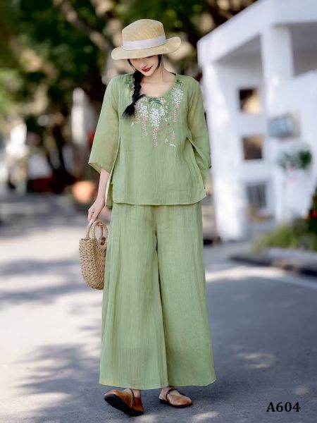  A604-Áo Ramie Thêu Hoa Cổ Tròn Thanh Lịch Cổ Điển 