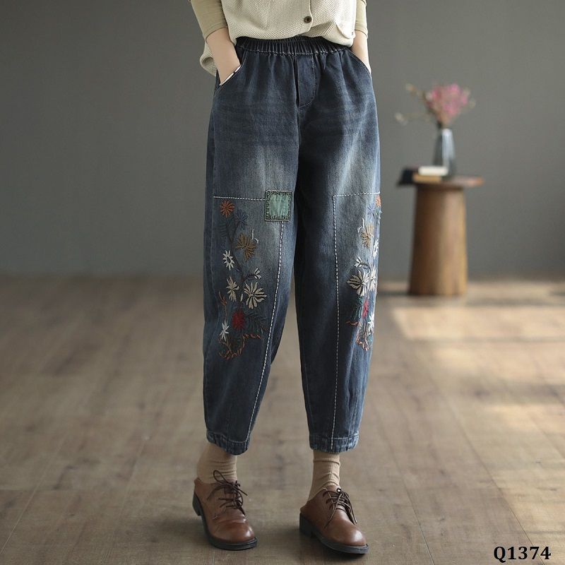  Q1374-Quần Jeans Harem Thêu Hoa Khâu Vá 