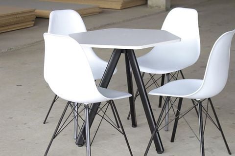 BỘ BÀN LỤC GIÁC 4 GHẾ EAMES - BT005