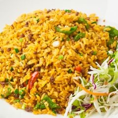 Cơm chiên thịt bò và ớt chuông