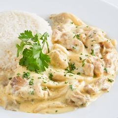 Cơm gà sốt kem nấm
