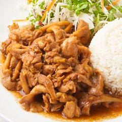 Cơm gà xào nấm với dầu hào