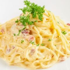 Mì Ý sốt kem & thịt heo xông khói