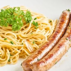 Mì Ý sốt tỏi và xúc xích Ý nướng