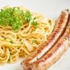 Mì Ý sốt tỏi và xúc xích Ý nướng