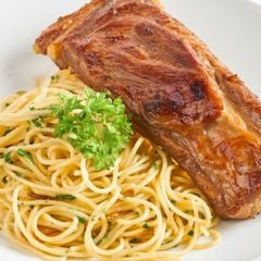 Mì Ý sốt tỏi và sườn heo đút lò