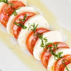 Phô mai tươi và cà chua