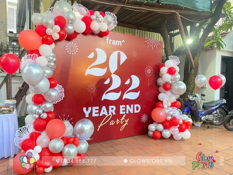 goi-trang-tri-tiec-year-end-party-tone-trang-do 