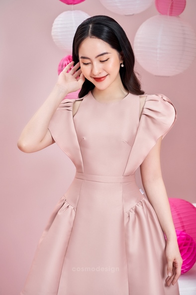 Váy xoè hồng da hở vai xếp ly dúm 2 bên hông – Cosmo Design