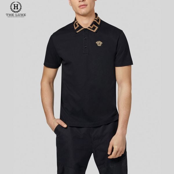 Polo Versace Đen Thêu Medusa Viền Cổ Vàng