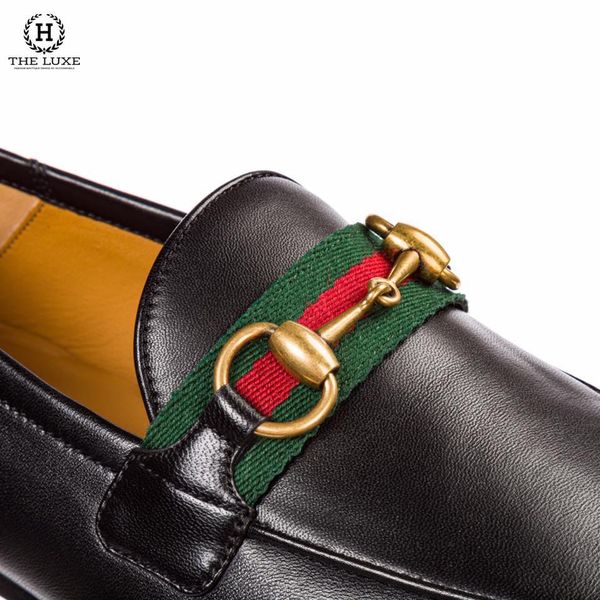 Loafer Gucci Da Đen Vạt Cờ Tag Xích Vàng