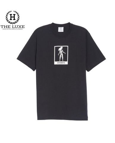  T-shirt Vetements đen logo trắng ngực 