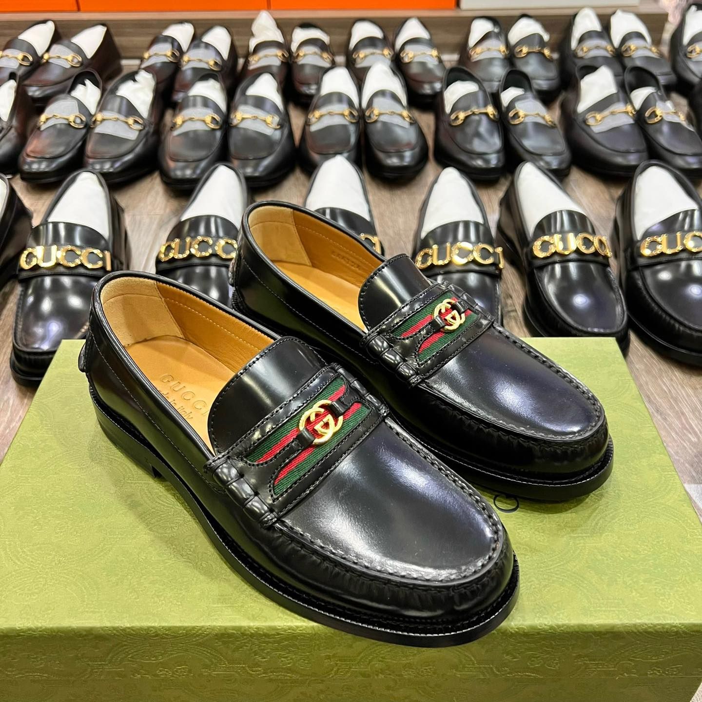 Loafer Gucci đen da trơn logo vàng tag cờ