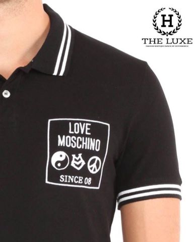  Polo Moschino đen viền tay trắng chữ ngực 