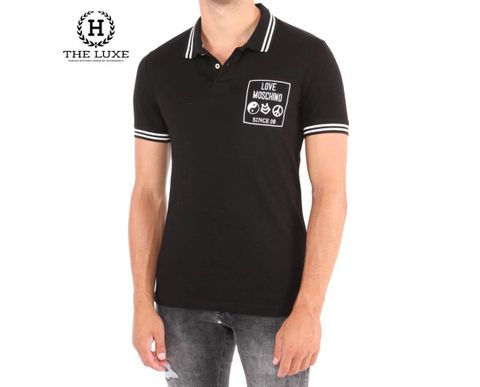  Polo Moschino đen viền tay trắng chữ ngực 