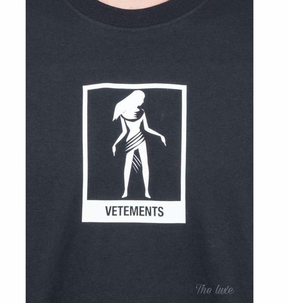 T-shirt Vetements đen logo trắng ngực