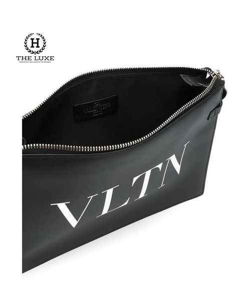 Clutch Valentino Garavani đen chữ VLTN