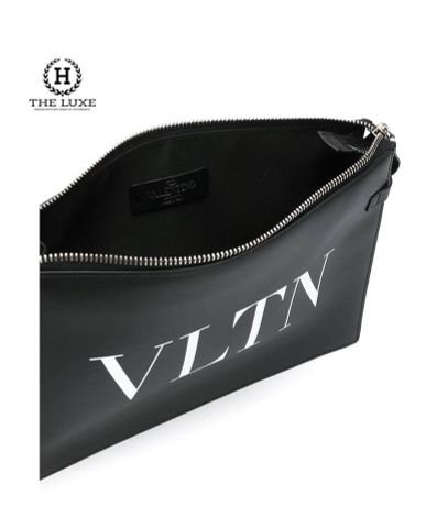  Clutch Valentino Garavani đen chữ VLTN 