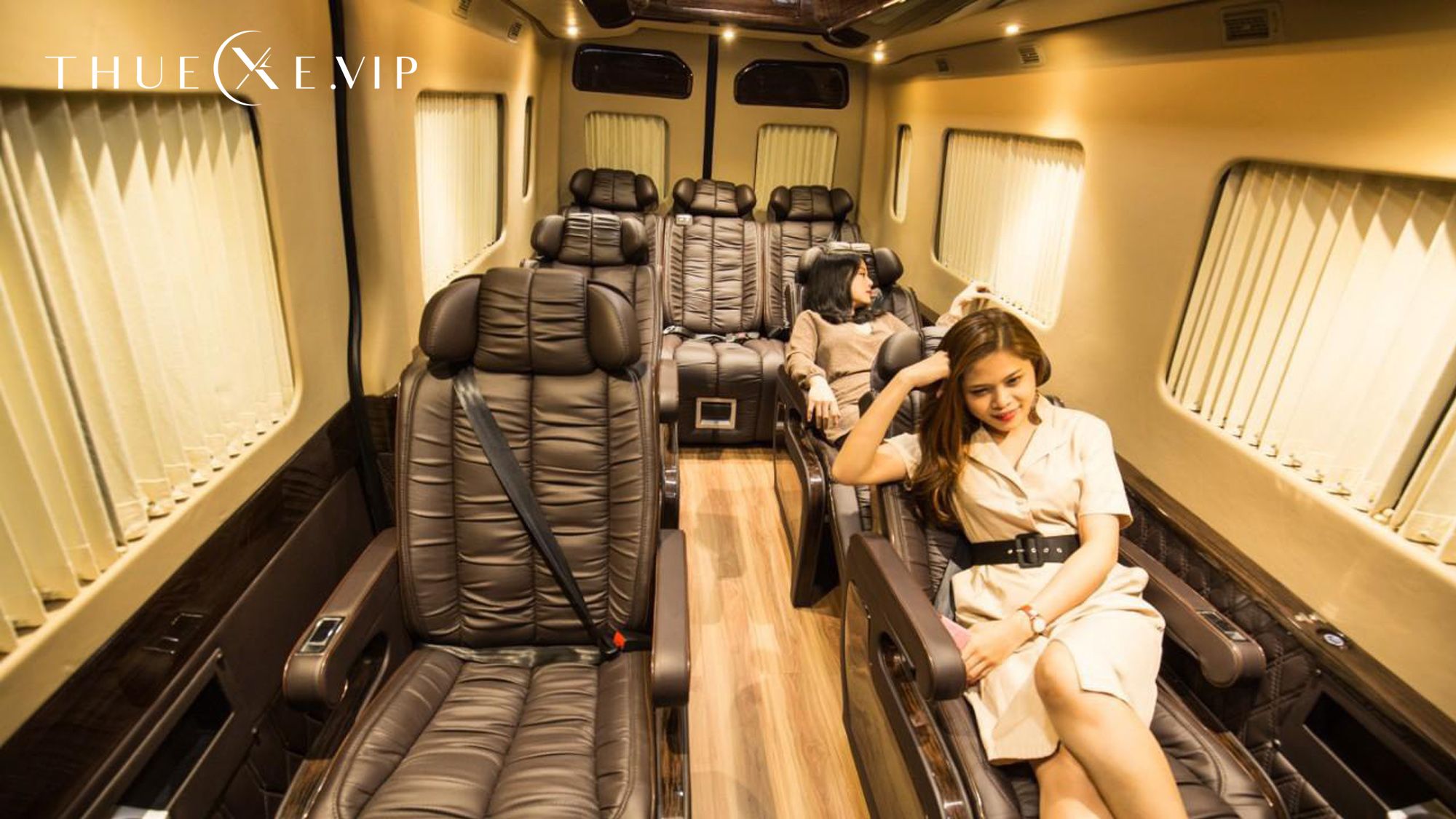 SOLATI LIMOUSINE DCAR 9 seats VIP car rental in HCM City - thuexe.vip