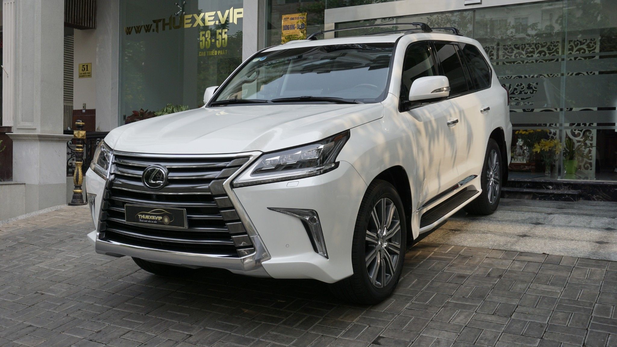 LEXUS LX570 WHITE