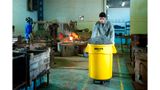 Đế có bánh xe cho thùng rác Rubbermaid