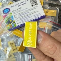 Tem cài áo kim loại mạ vàng