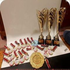 Cúp cầu lông vinh danh chiến thắng thể thao có sẵn