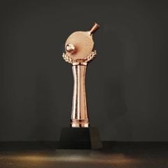 Cúp bóng bàn vinh danh chiến thắng có sẵn