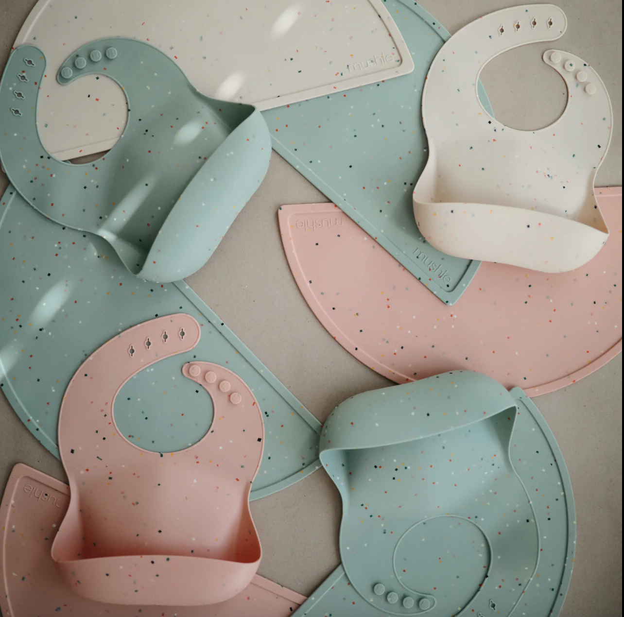 Yếm ăn dặm Silicone Mushie Vanilla Confetti Shop Vinaquick