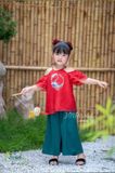  Bộ quần áo bé gái yếm lụa J8290 đỏ may mắn 