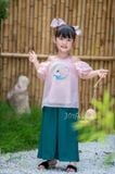  Bộ quần áo bé gái yếm lụa J8290 hồng ngọt ngào 
