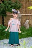  Bộ quần áo bé gái yếm lụa J8290 hồng ngọt ngào 