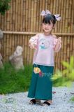  Bộ quần áo bé gái yếm lụa J8290 hồng ngọt ngào 