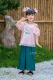  Bộ quần áo bé gái yếm lụa J8290 hồng ngọt ngào 