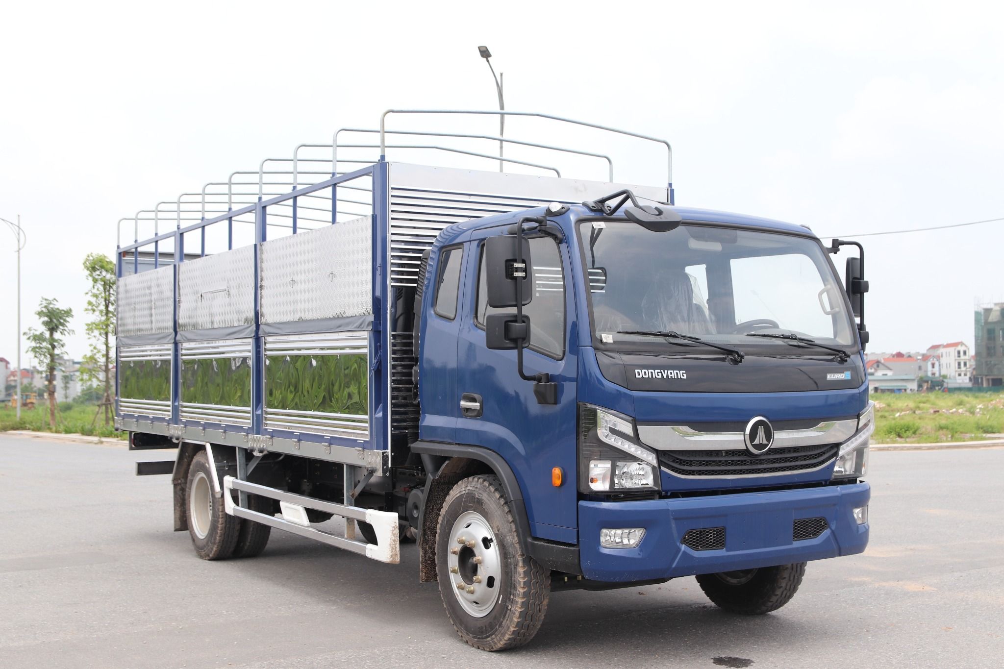 ĐỒNG VÀNG D8, GƯƠNG MẶT SÁNG GIÁ TRONG LÀNG XE TẢI 8 TẤN