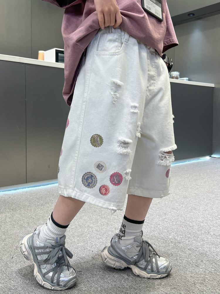 Quần ngắn denim in sticker Q22