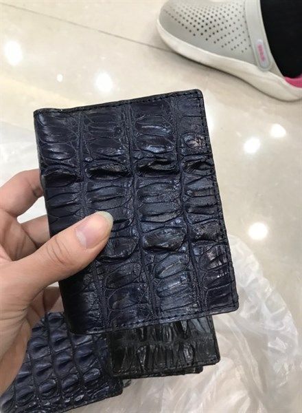 Ví da vây đuôi Cá Sấu hai mặt dáng đứng - Xanh navy