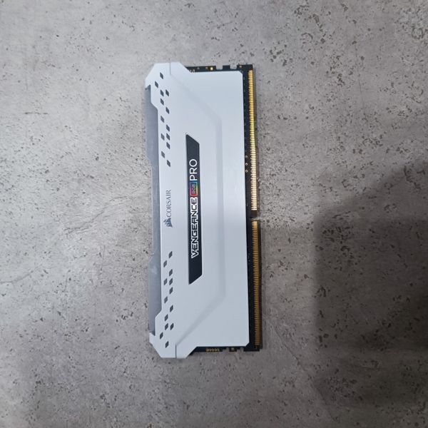 RAM DDR4 CORSAIR VENGEANCE RGB 8GB 3200 WHITE BH 1 THÁNG