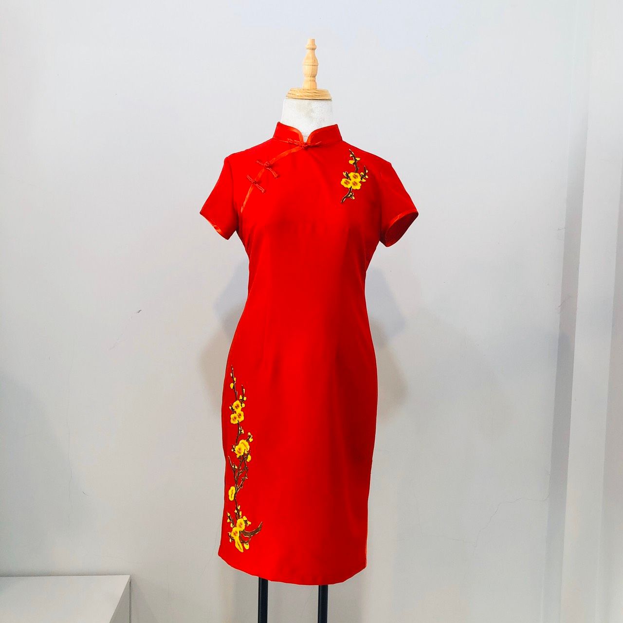 Sườn Xám Cotton Đỏ Cành Đào Thêu