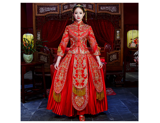 Sườn Xám Khỏa Cô Dâu Hoa Văn Dập Ly