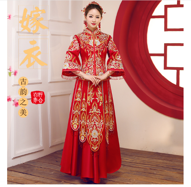 Sườn Xám Khỏa Cô Dâu Yếm Cổ Chuỗi Pha Lê