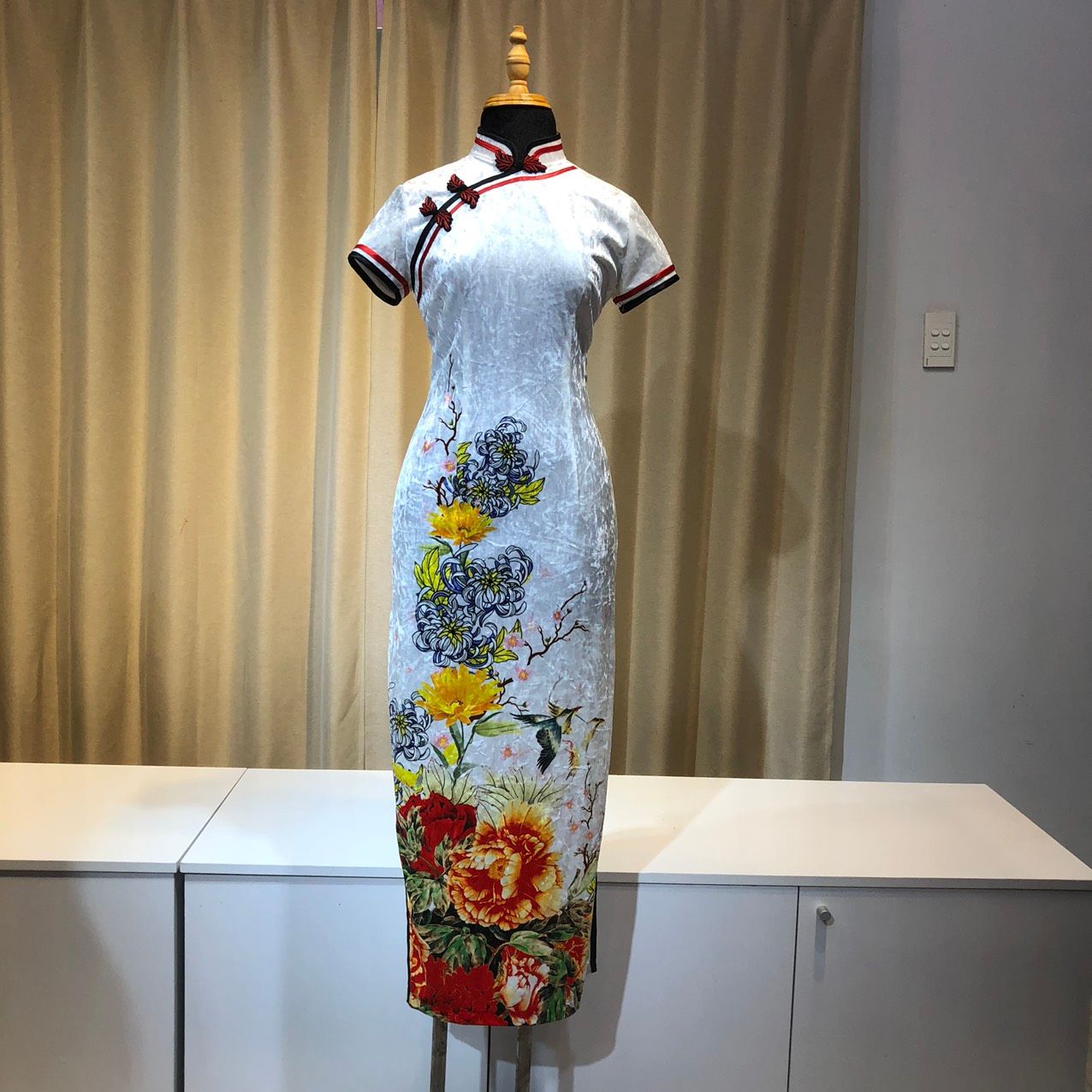 Sườn Xám Nhung Hoa Cúc Mẫu Đơn